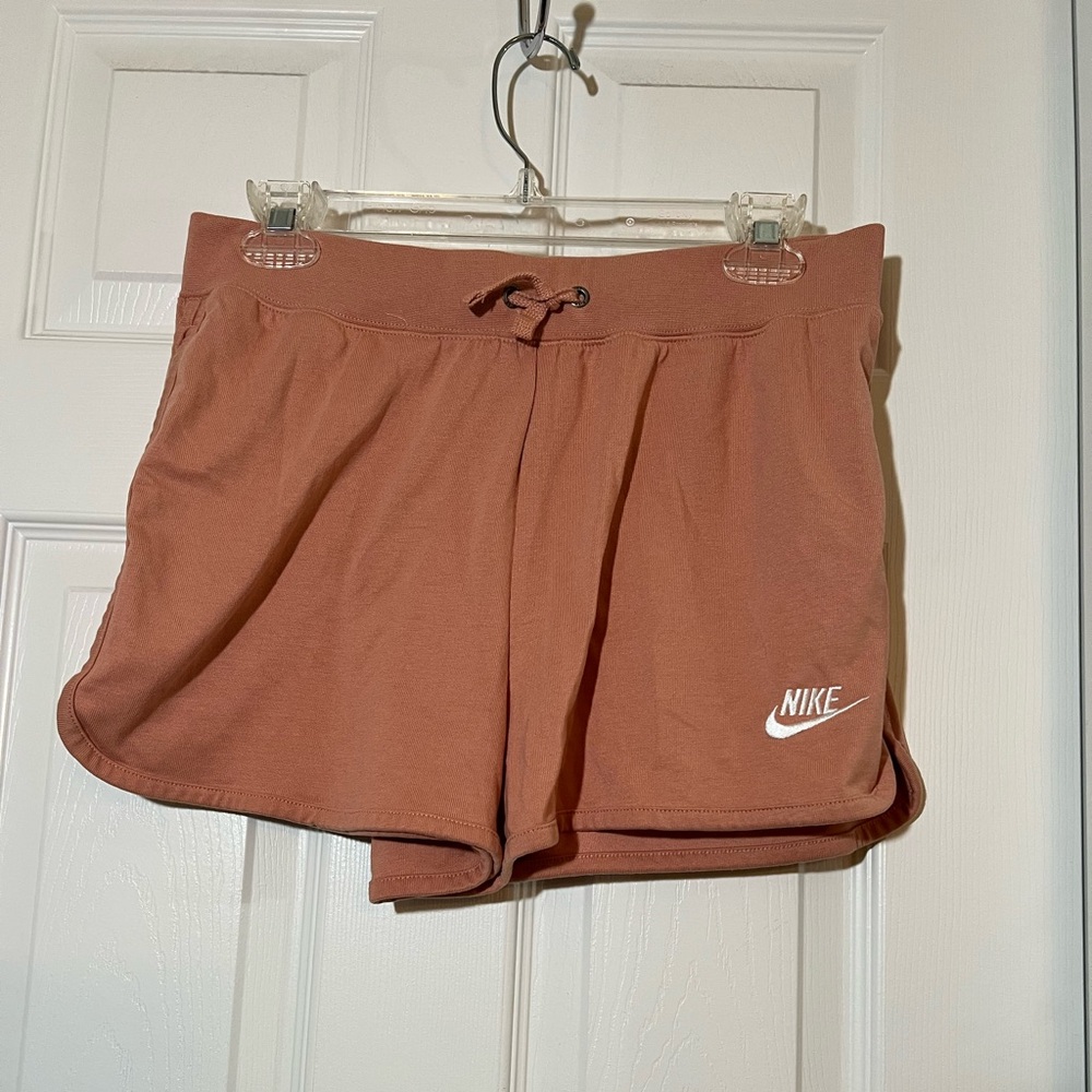 💐NWOT Nike Pink and White Athletic Shorts Lightweight Performance Size medium